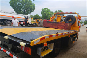 仁布附近拖车电话号码服务